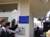 Madame le maire dévoile la plaque